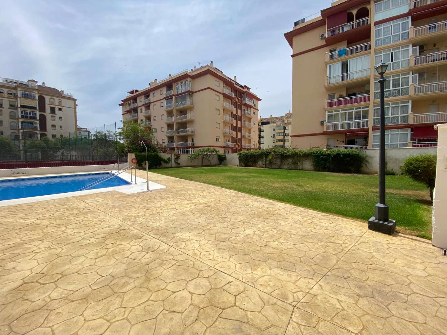 3 dormitorios y 2 baños, parking y piscina en Los Boliches