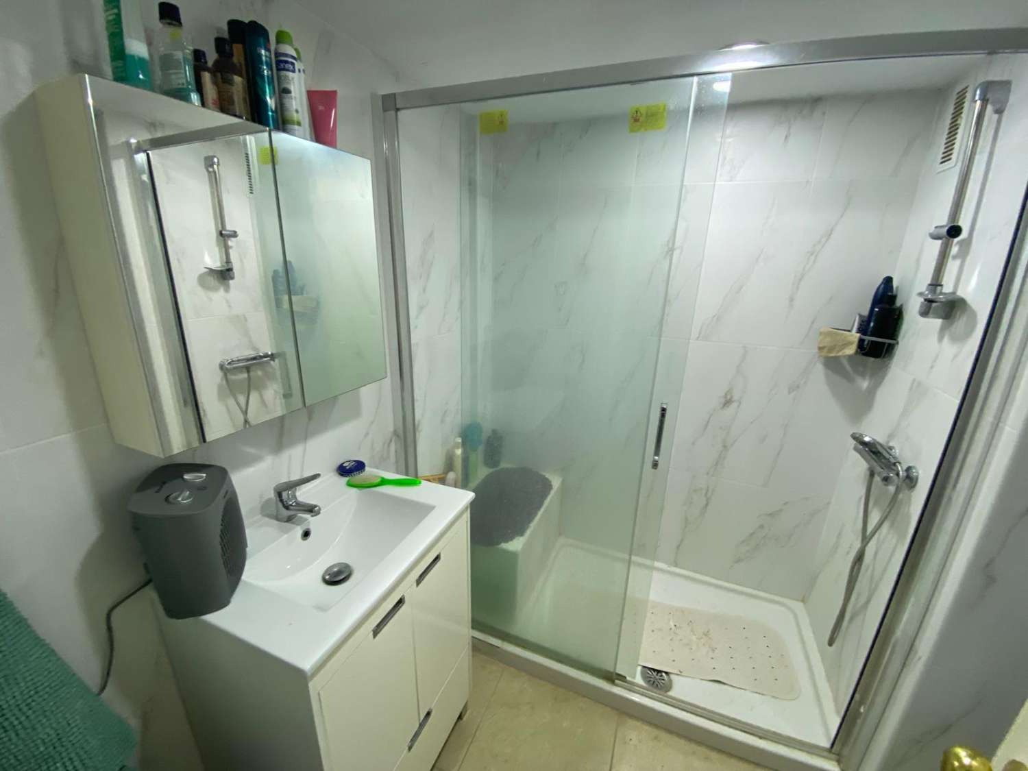 3 dormitorios y 2 baños, parking y piscina en Los Boliches