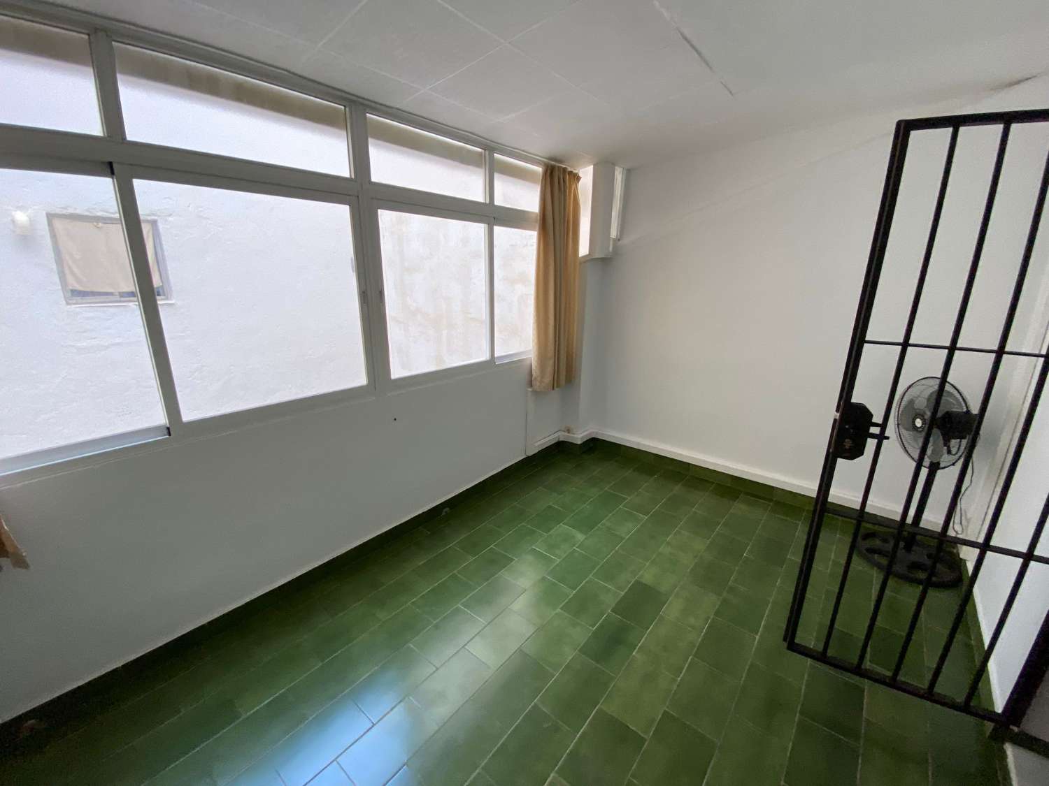 Piso de 2 dormitorios, 1 baño . A 50m de la playa en Los Boliches.